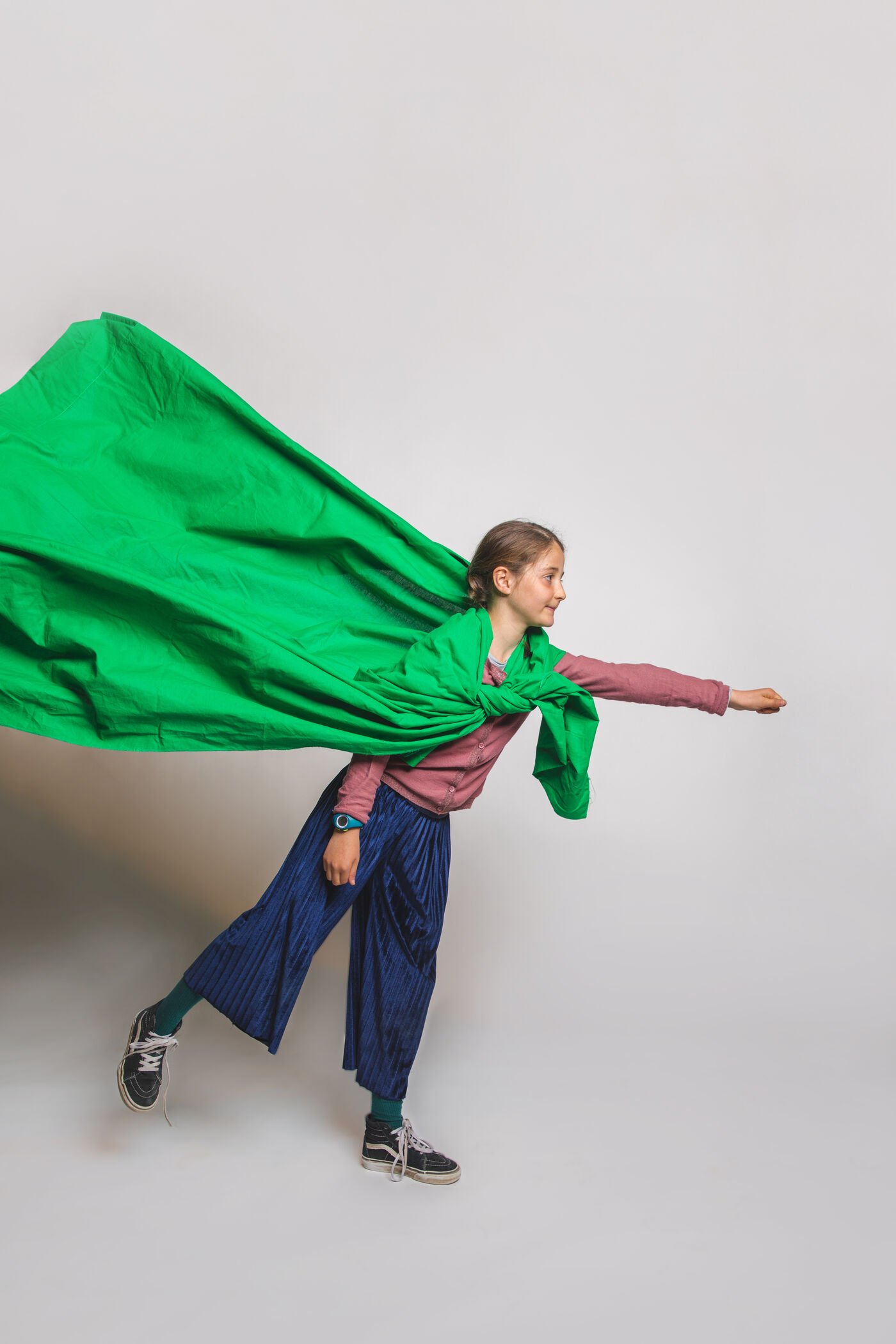 workshop actiefilm maken- meisje speelt superheld met greenkey doek